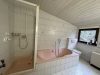 Badezimmer mit Badewanne, Dusche und WC