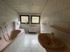Badezimmer mit Badewanne, Dusche und WC