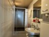 Badezimmer mit Dusche im EG