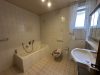 Bad mit Wanne und Dusche (Wohnhaus)