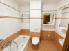 Badezimmer mit Wanne und WC