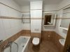 Badezimmer mit Wanne und WC