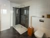 Badezimmer mit Dusche und WC (EG)